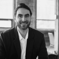 François-Olivier Lavery – Prevu3D Account Manager Headshot - Prevu3D Black-and-white headshot of François-Olivier Lavery, Account Manager at Prevu3D, smiling and seated indoors.