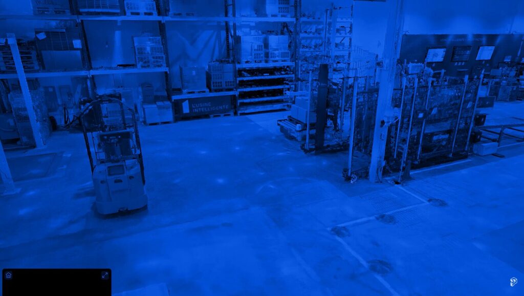 Plateforme De Gestion De Capture De La Réalité 3d Industrielle | Prevu3d Entrepôt Industriel Aux Teintes Bleutées Avec De Hautes étagères Des Palettes Et Des Machines Un Robot Mobile Est Visible Au Premier Plan Prevu3d