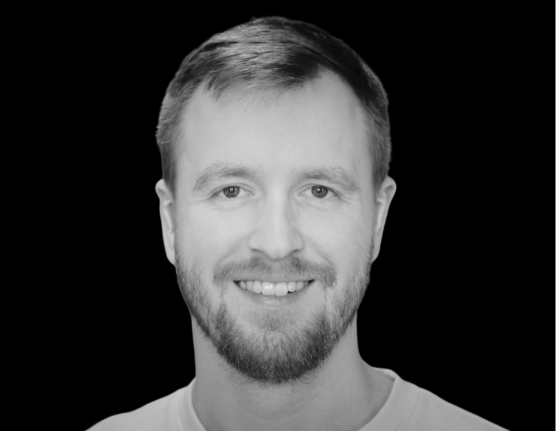 Philippe Bédard | Prevu3d Head and shoulders Portrait of a Smiling Man with Short Hair and Light Beard Against a Black Background Prevu3d
